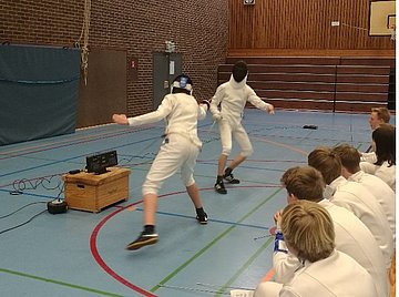 Schüler bei Fechten in der Sporthalle 