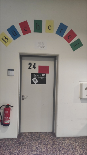 Foto der Tür zur Schulbücherei 