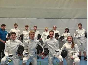 Gruppenfoto von Schülern im Fechtanzug 