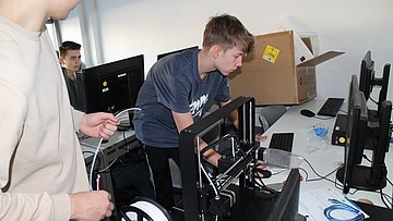 Technikhelfer der Schule bei der Arbeit 