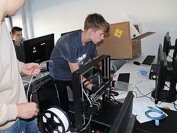 Technikhelfer der Schule bei der Arbeit 