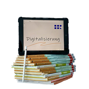 Tablet mit dem Wort Digitalisierung auf dem Bildschirm auf einem Stapel von Büchern aufgestellt