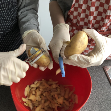 Schüler beim schälen von Kartoffeln 