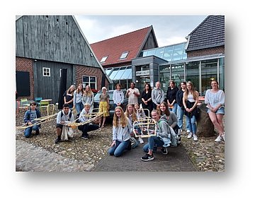 Klassenfoto bei einem Ausflug vor dem Museum 