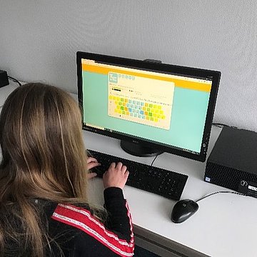 Mädchen an einem Computer 
